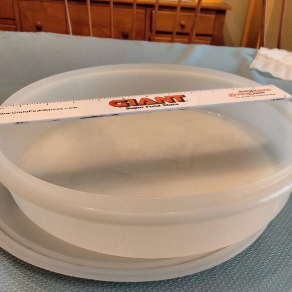 VINTAGE - Tupperware Pie/Cupcake Holder - Picture 2 of 3